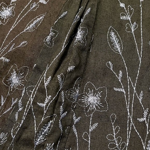 Anne Carson Black Linen Pleated Boho Midi Skirt with Floral Embroidery - Picture 4 of 8